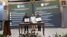 Bupati Probolinggo dr. Mohammad Haris dalam penandatanganan nota kesepakatan dengan Menteri Pelindungan Pekerja Migran Indonesia/Kepala BP2MI Mukhtarudin tentang Tata Kelola Pelindungan Pekerja Migran Indonesia dan Keluarga. (Foto : ADC Bupati)