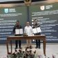 Bupati Probolinggo dr. Mohammad Haris dalam penandatanganan nota kesepakatan dengan Menteri Pelindungan Pekerja Migran Indonesia/Kepala BP2MI Mukhtarudin tentang Tata Kelola Pelindungan Pekerja Migran Indonesia dan Keluarga. (Foto : ADC Bupati)