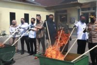 Kejaksaan Negeri (Kejari) Kabupaten Probolinggo memusnahkan barang bukti dari 115 perkara yang telah berkekuatan hukum tetap (inkracht) dalam periode April hingga November 2025. Pemusnahan berlangsung di halaman Kantor Kejari Kabupaten Probolinggo, Rabu (3/12/2025).