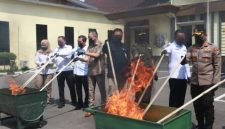 Kejaksaan Negeri (Kejari) Kabupaten Probolinggo memusnahkan barang bukti dari 115 perkara yang telah berkekuatan hukum tetap (inkracht) dalam periode April hingga November 2025. Pemusnahan berlangsung di halaman Kantor Kejari Kabupaten Probolinggo, Rabu (3/12/2025).