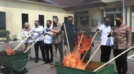 Kejaksaan Negeri (Kejari) Kabupaten Probolinggo memusnahkan barang bukti dari 115 perkara yang telah berkekuatan hukum tetap (inkracht) dalam periode April hingga November 2025. Pemusnahan berlangsung di halaman Kantor Kejari Kabupaten Probolinggo, Rabu (3/12/2025).