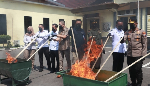 Kejaksaan Negeri (Kejari) Kabupaten Probolinggo memusnahkan barang bukti dari 115 perkara yang telah berkekuatan hukum tetap (inkracht) dalam periode April hingga November 2025. Pemusnahan berlangsung di halaman Kantor Kejari Kabupaten Probolinggo, Rabu (3/12/2025).