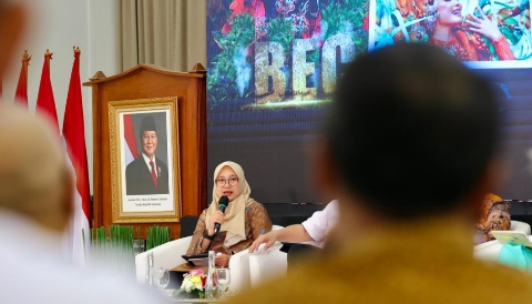 Bupati Banyuwangi Ipuk Fiestiandani saat memaparkan pengembangan Geopark Ijen dalam Indonesia’s Geopark Leader Forum di Kementerian Bappenas.