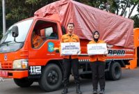 Proses pelepasan bantuan kemanusiaan Pemkot Surabaya untuk korban banjir dan longsor di Sumatera.