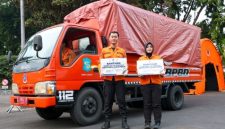 Proses pelepasan bantuan kemanusiaan Pemkot Surabaya untuk korban banjir dan longsor di Sumatera.