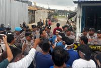 Pengurus Komisariat (PK) Pergerakan Mahasiswa Islam Indonesia (PMII) Universitas PGRI (UPI) Sumenep, melakukan aksi demonstrasi ke gedung pemerintah setempat tepatnya didepan pusat informasi (KKKS), pada Jumat (05/12/2025).