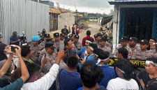 Pengurus Komisariat (PK) Pergerakan Mahasiswa Islam Indonesia (PMII) Universitas PGRI (UPI) Sumenep, melakukan aksi demonstrasi ke gedung pemerintah setempat tepatnya didepan pusat informasi (KKKS), pada Jumat (05/12/2025).