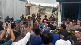 Pengurus Komisariat (PK) Pergerakan Mahasiswa Islam Indonesia (PMII) Universitas PGRI (UPI) Sumenep, melakukan aksi demonstrasi ke gedung pemerintah setempat tepatnya didepan pusat informasi (KKKS), pada Jumat (05/12/2025).