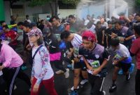 Sekitar 1.000 peserta dari berbagai kalangan usia mengikuti kegiatan lari yang dikemas unik dengan penggunaan water gun.