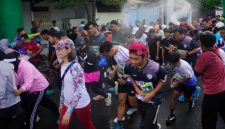 Sekitar 1.000 peserta dari berbagai kalangan usia mengikuti kegiatan lari yang dikemas unik dengan penggunaan water gun.