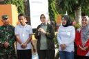 Bupati Lumajang Indah Amperawati melepas peserta Jalan Santai Reward Pajak di Balai Desa Sidorejo setelah desa tersebut mencapai 100 persen pelunasan PBB Tahun 2025, Minggu (7/12/2025).
