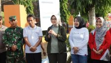 Bupati Lumajang Indah Amperawati melepas peserta Jalan Santai Reward Pajak di Balai Desa Sidorejo setelah desa tersebut mencapai 100 persen pelunasan PBB Tahun 2025, Minggu (7/12/2025).