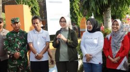 Bupati Lumajang Indah Amperawati melepas peserta Jalan Santai Reward Pajak di Balai Desa Sidorejo setelah desa tersebut mencapai 100 persen pelunasan PBB Tahun 2025, Minggu (7/12/2025).