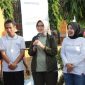 Bupati Lumajang Indah Amperawati melepas peserta Jalan Santai Reward Pajak di Balai Desa Sidorejo setelah desa tersebut mencapai 100 persen pelunasan PBB Tahun 2025, Minggu (7/12/2025).
