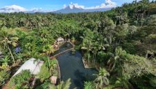 Suasana kolam alami Banyu Kuwung yang dikelilingi pepohonan rimbun di lereng Gunung Ijen.