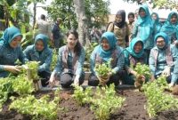 Ketua TP PKK Jawa Timur Arumi Bachsin bersama TP PKK Bangkalan saat menghadiri kegiatan Petik Hasil Kampung Aku Hatinya PKK di Kelurahan Kemayoran.