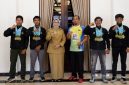 Bupati Lumajang Indah Amperawati menyerahkan reward kepada atlet arung jeram berprestasi.