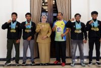 Bupati Lumajang Indah Amperawati menyerahkan reward kepada atlet arung jeram berprestasi.