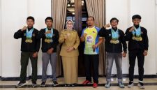Bupati Lumajang Indah Amperawati menyerahkan reward kepada atlet arung jeram berprestasi.