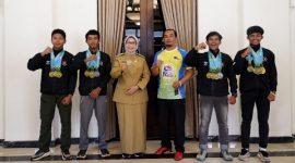 Bupati Lumajang Indah Amperawati menyerahkan reward kepada atlet arung jeram berprestasi.