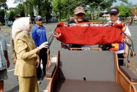 Bupati Lumajang Indah Amperawati menyerahkan becak listrik bantuan Presiden Prabowo Subianto kepada para pengayuh becak di UPT KIR Lumajang, Senin (8/12/2025).