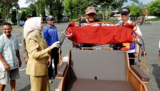 Bupati Lumajang Indah Amperawati menyerahkan becak listrik bantuan Presiden Prabowo Subianto kepada para pengayuh becak di UPT KIR Lumajang, Senin (8/12/2025).