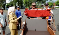 Pemkab Lumajang Salurkan 100 Becak Listrik Bantuan Presiden Prabowo kepada Pengayuh Becak