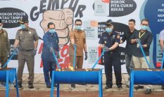 Pemkab Lumajang dan Bea Cukai Probolinggo Musnahkan Rokok Ilegal di Stadion Semeru