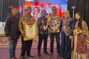 Bupati Bangkalan Lukman Hakim menerima penghargaan Innovative Government Award 2025 di Jakarta.