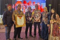 Bupati Bangkalan Lukman Hakim menerima penghargaan Innovative Government Award 2025 di Jakarta.