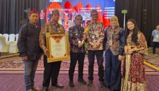 Bupati Bangkalan Lukman Hakim menerima penghargaan Innovative Government Award 2025 di Jakarta.