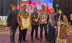 Bupati Bangkalan Lukman Hakim Raih Penghargaan Innovative Government Award 2025