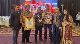 Bupati Bangkalan Lukman Hakim menerima penghargaan Innovative Government Award 2025 di Jakarta.