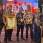 Bupati Bangkalan Lukman Hakim menerima penghargaan Innovative Government Award 2025 di Jakarta.