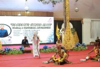 Para peserta Festival Dalang Topeng Remaja 2025 tampil di Pendopo Agung Keraton Sumenep.
