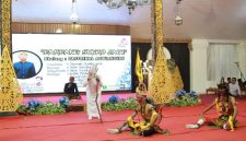 Para peserta Festival Dalang Topeng Remaja 2025 tampil di Pendopo Agung Keraton Sumenep.