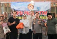 Bupati Lumajang bersama jajaran PKDI se-Jawa Timur saat penyerahan bantuan bagi warga terdampak erupsi Semeru.