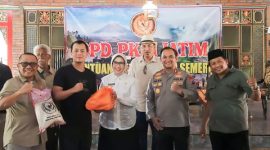 Bupati Lumajang bersama jajaran PKDI se-Jawa Timur saat penyerahan bantuan bagi warga terdampak erupsi Semeru.