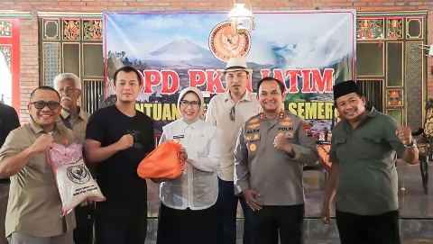 Bupati Lumajang bersama jajaran PKDI se-Jawa Timur saat penyerahan bantuan bagi warga terdampak erupsi Semeru.