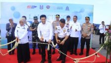 Wakil Gubernur Jawa Timur Emil Elestianto Dardak meresmikan layanan kapal cepat Trans Laut di Pelabuhan Probolinggo Mayangan.