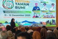 Bupati Banyuwangi Ipuk Fiestiandani saat di Festival Taman Bumi (Geopark) di Pendopo Sabha Swagatha Blambangan, Kamis (11/12/2025).