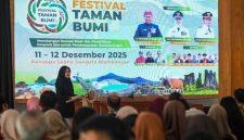 Bupati Banyuwangi Ipuk Fiestiandani saat di Festival Taman Bumi (Geopark) di Pendopo Sabha Swagatha Blambangan, Kamis (11/12/2025).