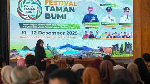Bupati Banyuwangi Ipuk Fiestiandani saat di Festival Taman Bumi (Geopark) di Pendopo Sabha Swagatha Blambangan, Kamis (11/12/2025).