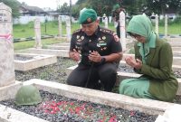 Dandim 0827/Sumenep Letkol Arm Bendi Wibisono memimpin ziarah di TMP Jokotole Sumenep.