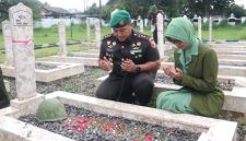 Dandim 0827/Sumenep Letkol Arm Bendi Wibisono memimpin ziarah di TMP Jokotole Sumenep.