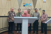 Gubernur Jawa Timur Khofifah Indar Parawansa saat meresmikan Gedung Samsat Bangkalan.