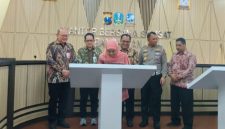 Gubernur Jawa Timur Khofifah Indar Parawansa saat meresmikan Gedung Samsat Bangkalan.