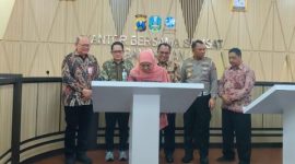 Gubernur Jawa Timur Khofifah Indar Parawansa saat meresmikan Gedung Samsat Bangkalan.