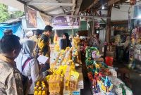TPID Sumenep saat melakukan pemantauan harga dan stok kebutuhan pokok di Pasar Anom.
