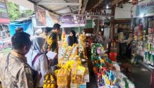 TPID Sumenep saat melakukan pemantauan harga dan stok kebutuhan pokok di Pasar Anom.